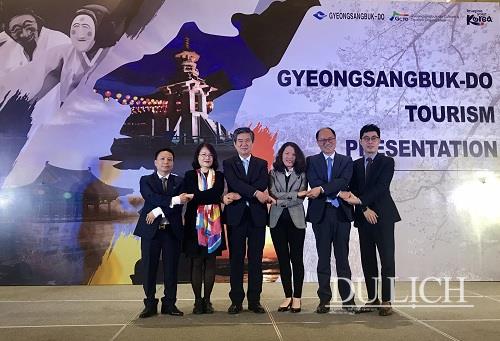 Chụp ảnh lưu niệm giữa đại diện Tổng cục Du lịch Việt Nam, Tổng cục Du lịch Hàn Quốc, Cục Văn hóa Du lịch tỉnh Gyeongsangbuk-do và Câu lạc bộ Lữ hành Hà Nội UNESCO